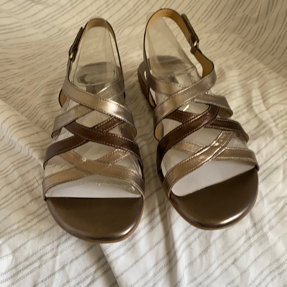 Brand new leather Naturalizer Cadence sandal in metallic.